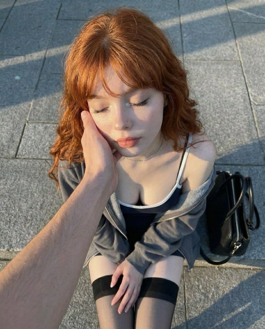 黄金时刻街头的红发少女