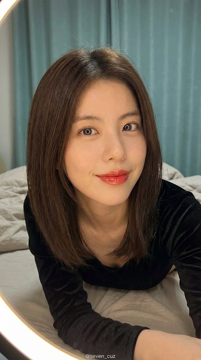 慵懒卧室环形光下的绝美自拍少女