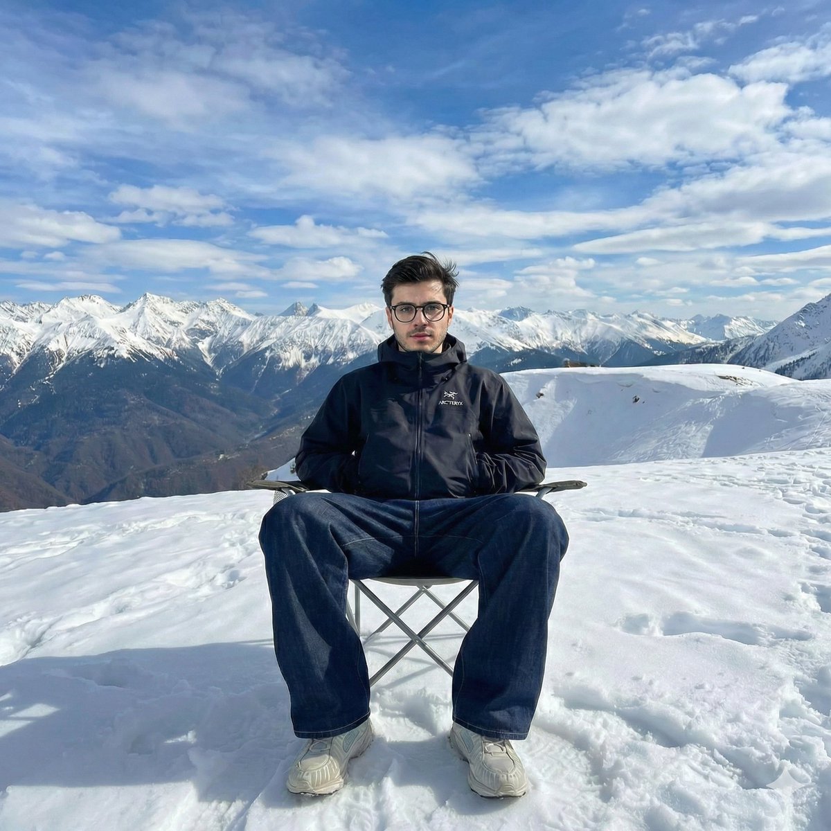 惊天雪浪中巨型黑皮卡擦背急停