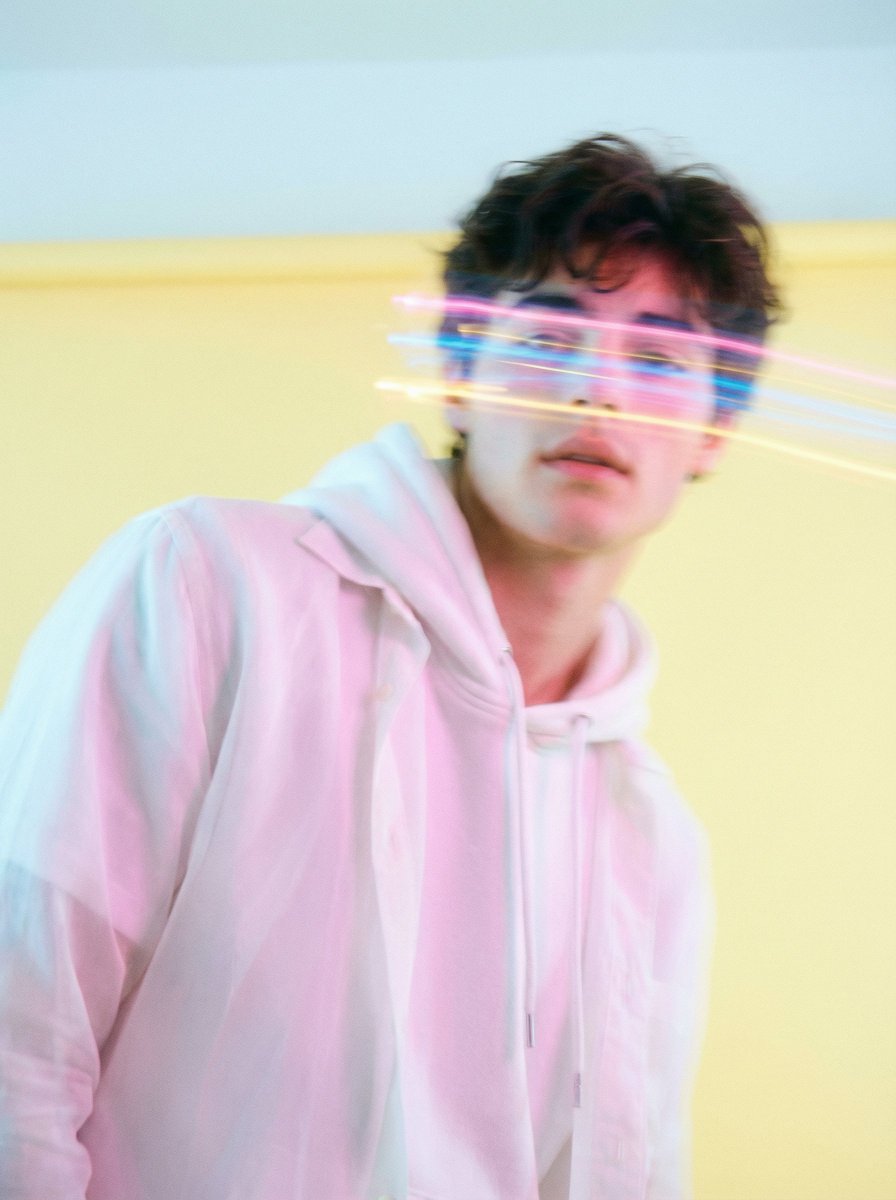 粉彩光轨绘就的梦幻韩系少年