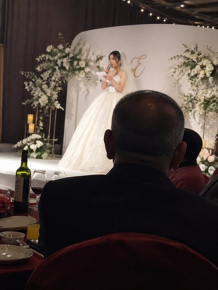 婚礼舞台新娘致辞父亲背影